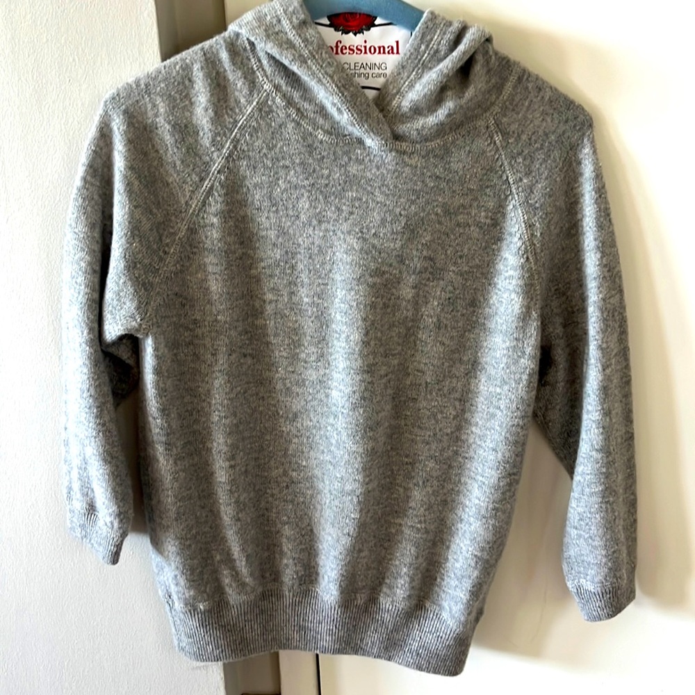Jill Roberts 100% Cashmere Hoodie, new without Tags, small size beautiful